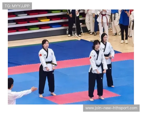 跆拳道比赛决胜回合，技术与心理博弈明显，跆拳道决赛现场